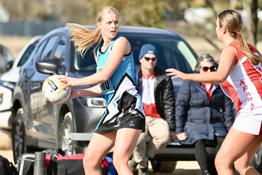 Southern Mallee thunder midcourter Connie Rule looks for an open teammate.