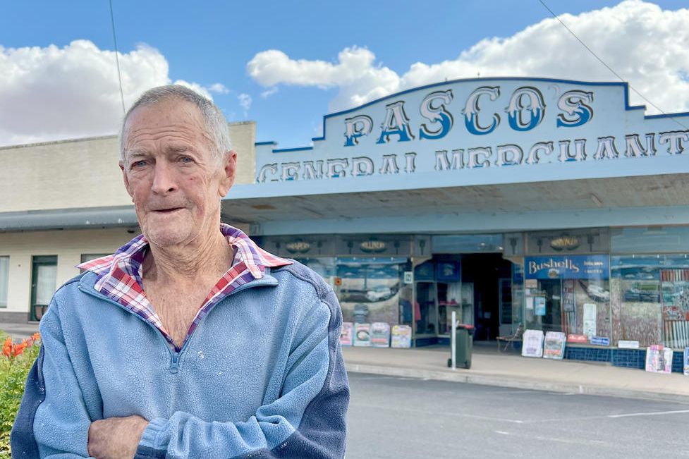 Trig Mellington in front of the Pascos General Merchant (Rainbow news agency), which he painted last year at 82.