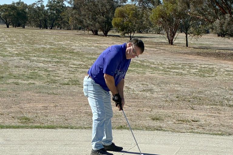 Col Appledore putts.
