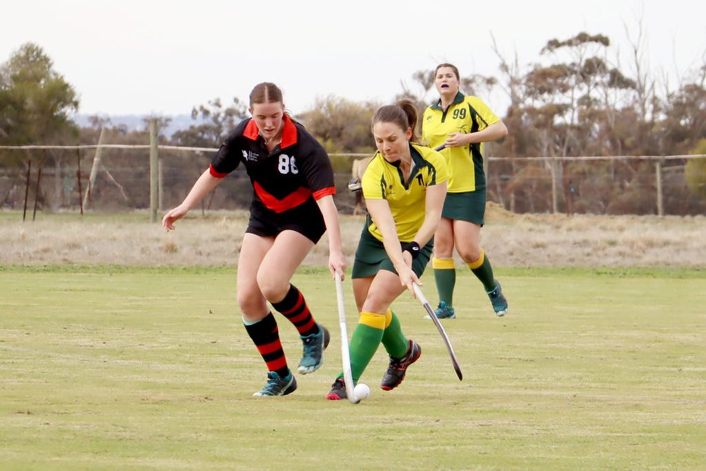 Horsham Jets&rsquo; Hannah Mackereth (left) attempts to spoil a shot by Dimboola Roos&rsquo; Brooke McMaster.