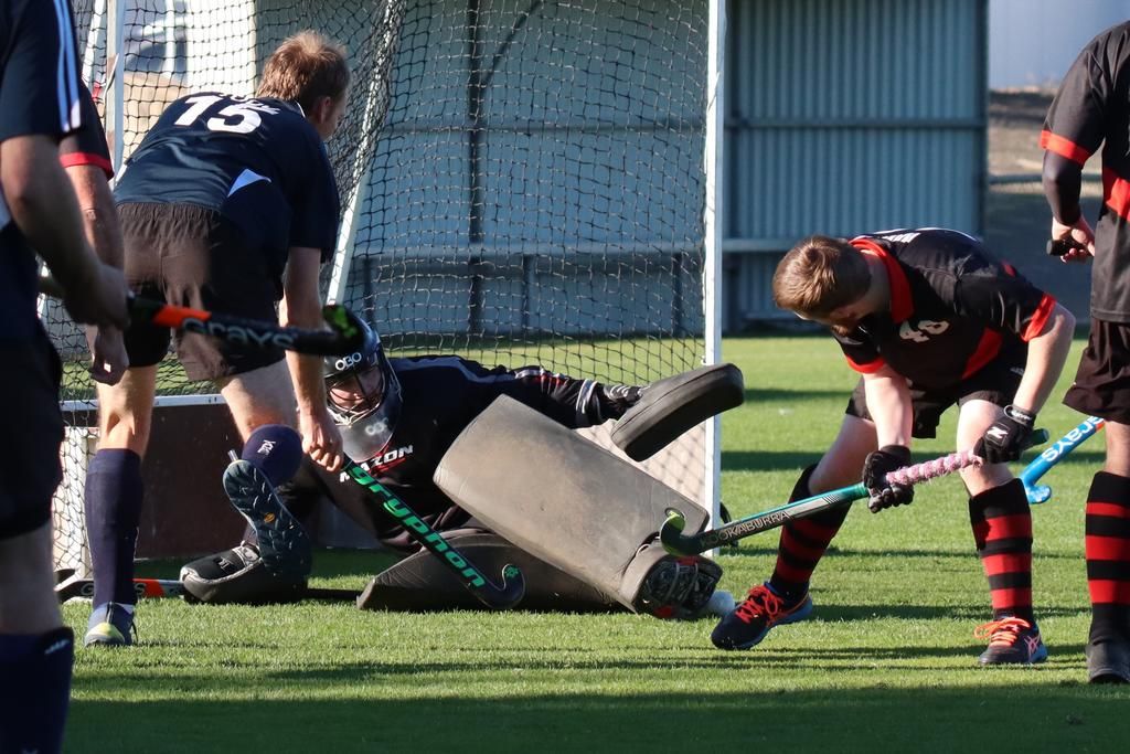 The Tigers v Hurricanes match was highlighted by some determined defence led by Hurricanes&rsquo; goalkeeper Lars Simmons.