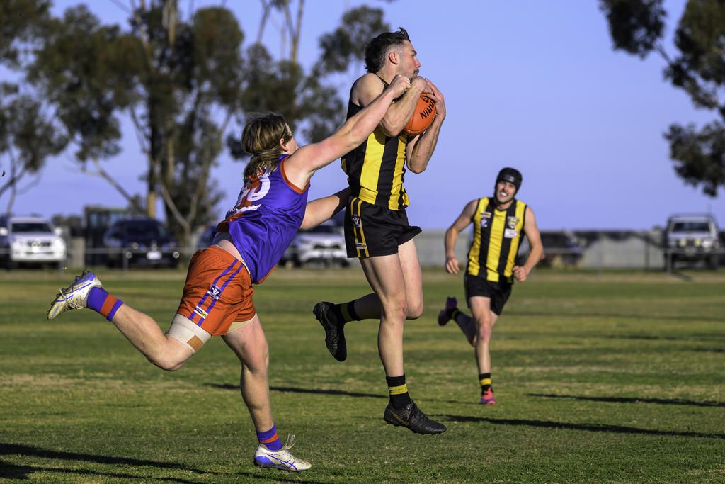 Pimpinio's Nick Groves takes the mark, contested by Rupanyup's Will Noble.