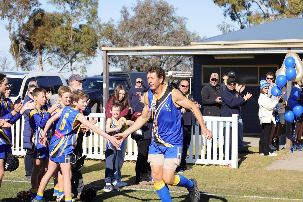 Simon Mentz runs out for game 400.