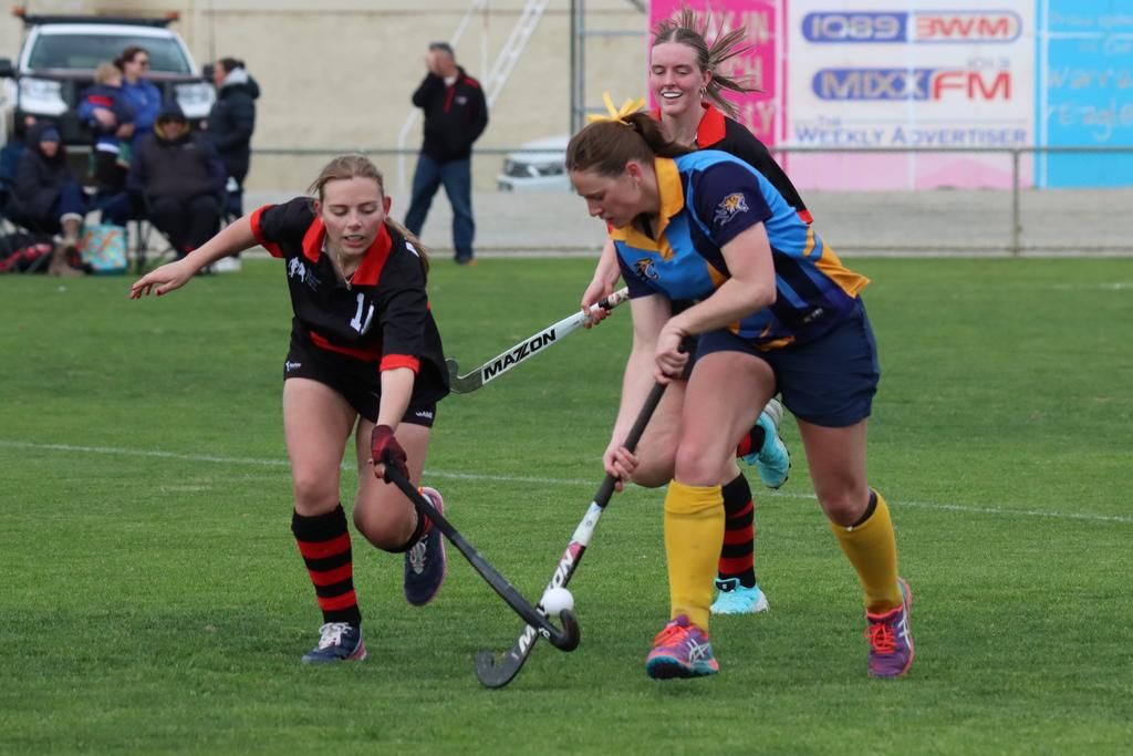 Horsham Jets’ Annabell Heal lunges in an attempt to spoil a run by Nhill Thunderbirds’ Cally Shurdington.