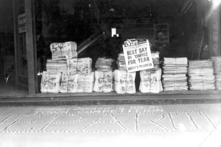 A photo taken while Jeparit was an entrant in the 1927 Ideal Town Quest. On the pavement is the admonition to ‘Support Jeparit in Ideal Town Competition’ with ‘Jeparit’ made of many pennies.