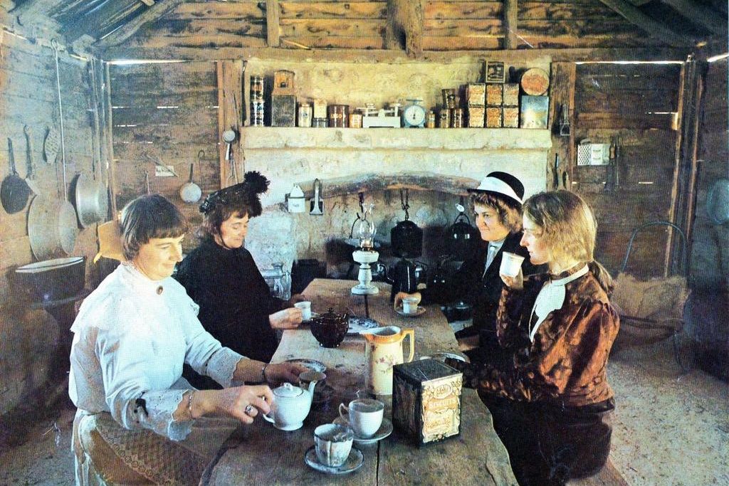 Local women who supported the Museum in its early days included Val Lienert, Helen Hounsell, Glennis Sonntag and Lee-Anne Gawith.