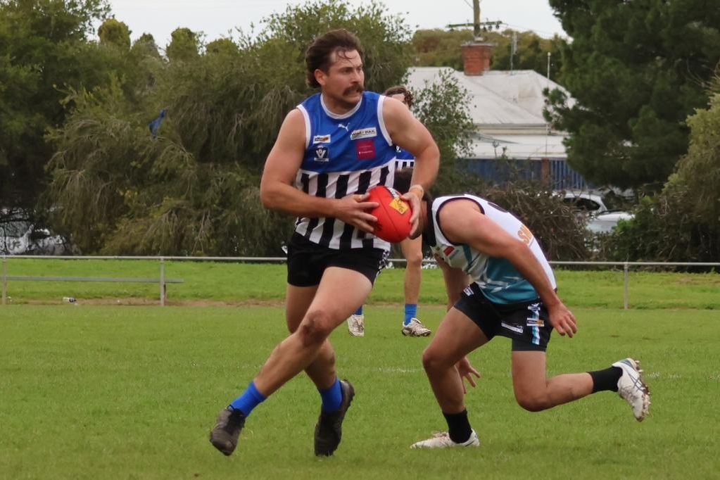 Dusty Cross breaks away from his opposition.
