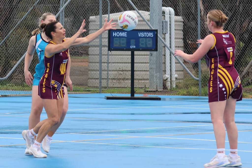 Lucy Holland passes to Emma Koschitzke.