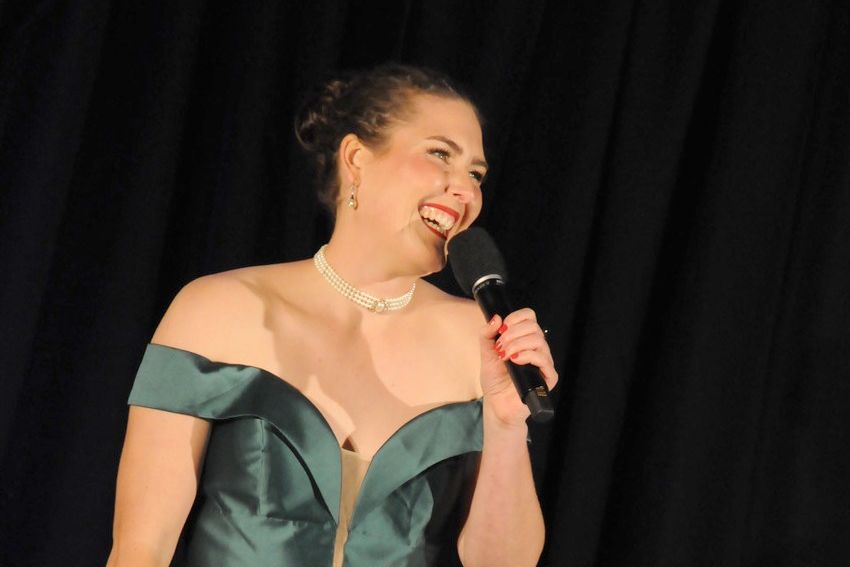 Singer returns to serenade the season - feature photo