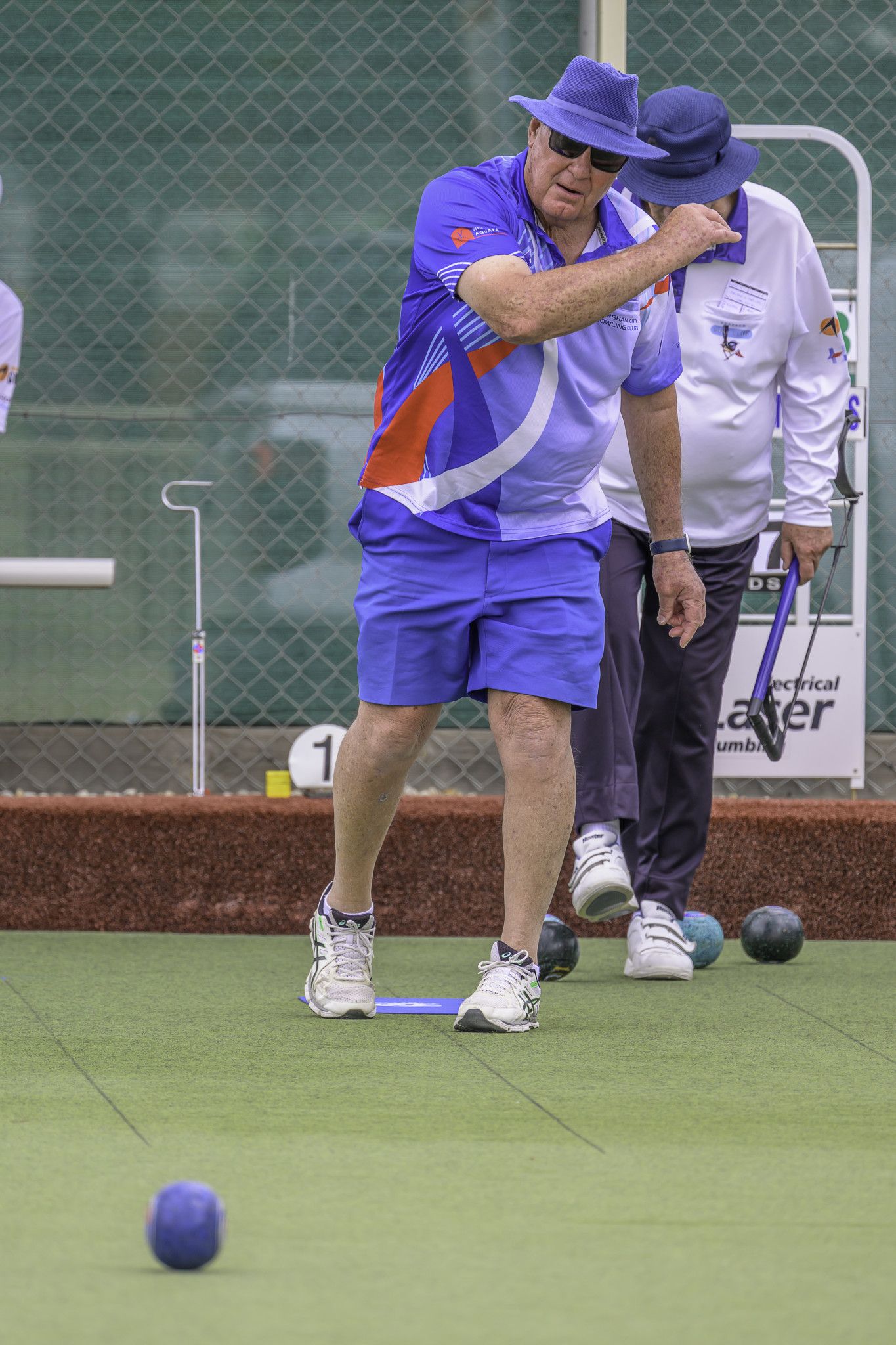 Horsham City's Graeme McDonald encourages his second attempt.