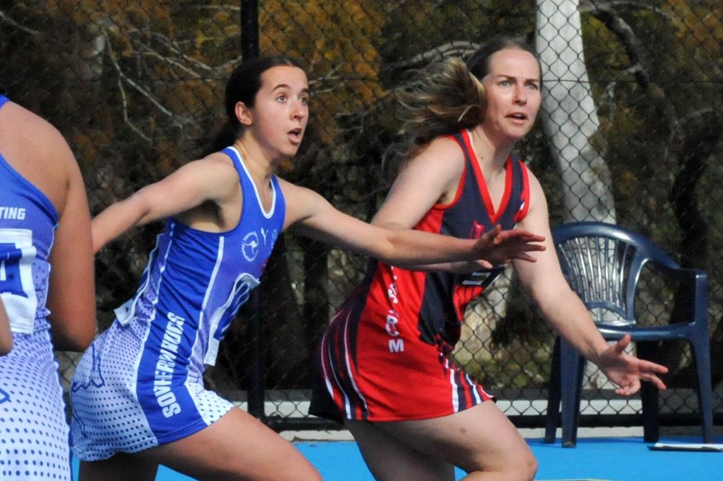 Laharum's Ashlea Bylsma and Harrow Balmoral's Jorja Jones move to meet the incoming pass. Picture by John Hall