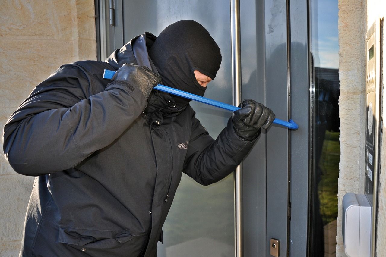 Thieves target school and raid clothing store - feature photo
