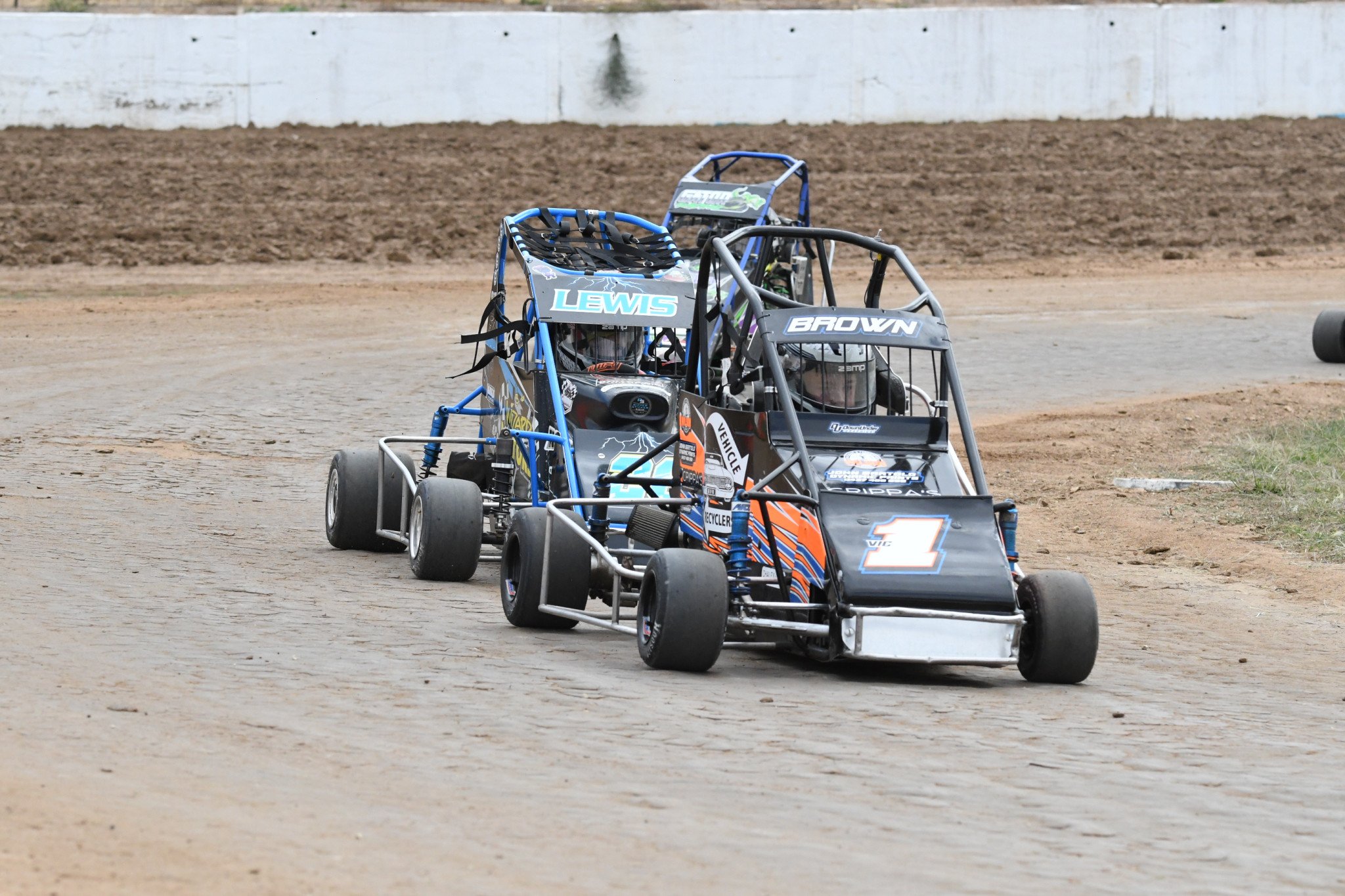 The V1 - Hunter Brown leads the pack on the track.