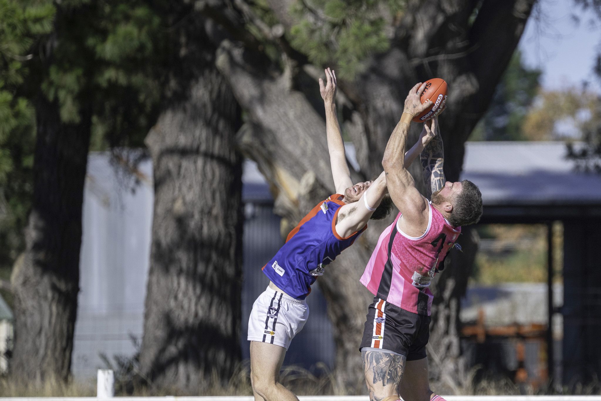 Rupanyup&rsquo;s Joe Tormey contests with Edenhope's Jason Eagle.