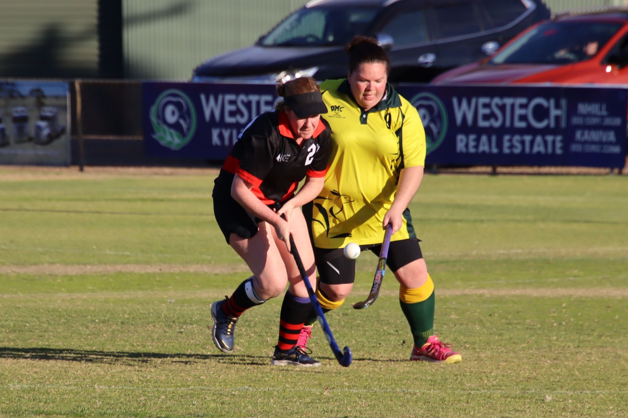 Horsham Jets’ Meredith Heppell and Dimboola Roos’ Cara Hadzig play to control the ball in round four.