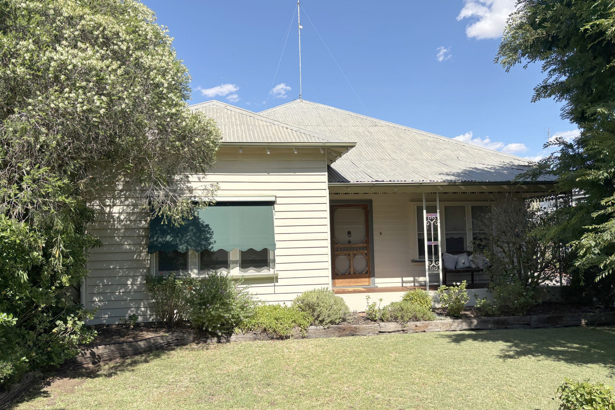 Nestled in a tranquil, leafy garden setting, this charming weatherboard home offers some of the best creek views in town—an opportunity that's hard to match.
