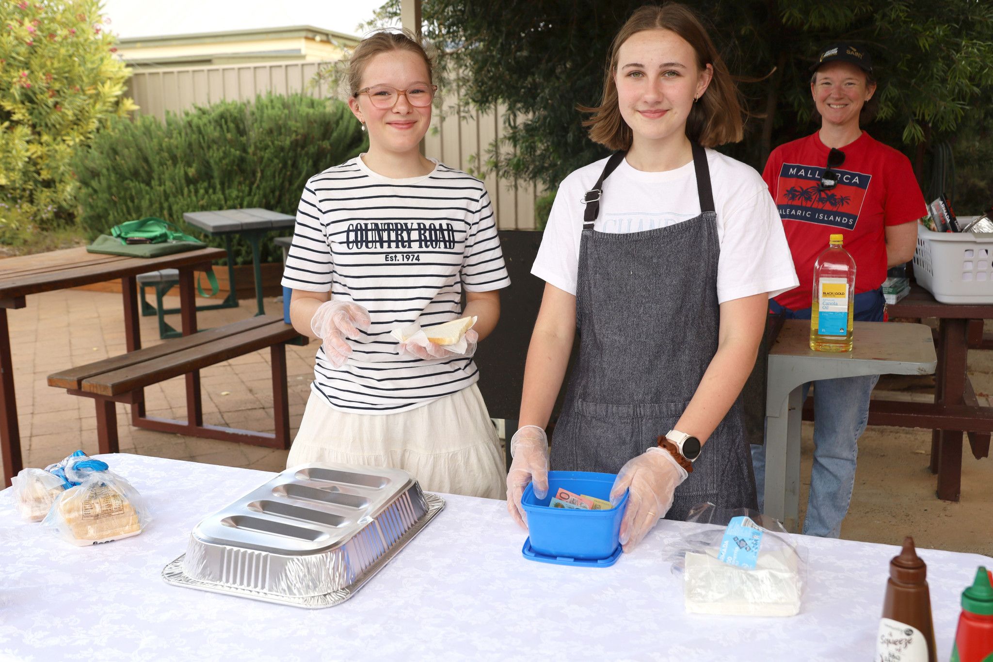 Elka Huf and Sophie Frankel at the Hopetoun P-12 sausage sizzle during the Hopetoun Twilight Market.