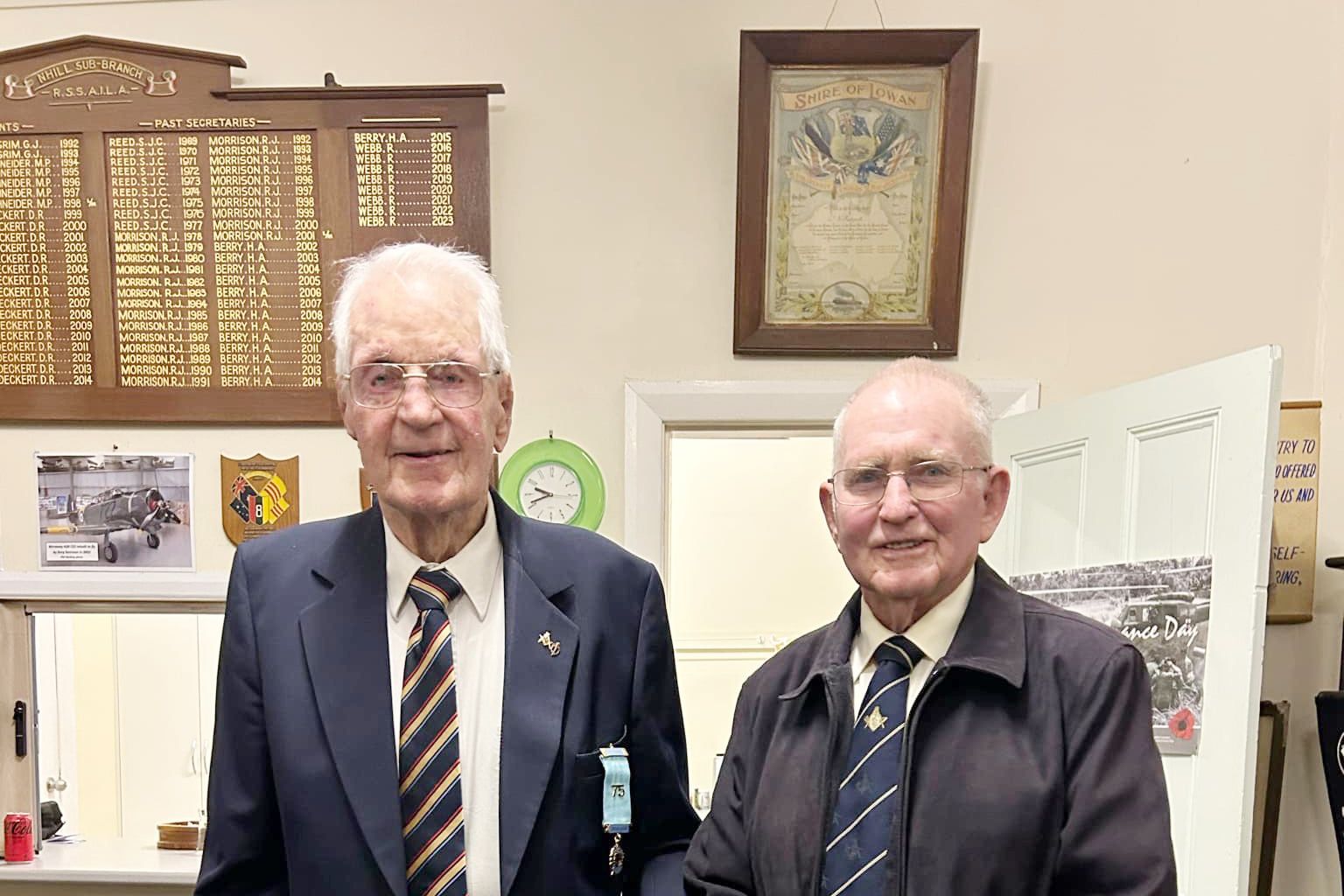 WBro Jack Bullen and VWBro John Teakle with his 75-year jewel.