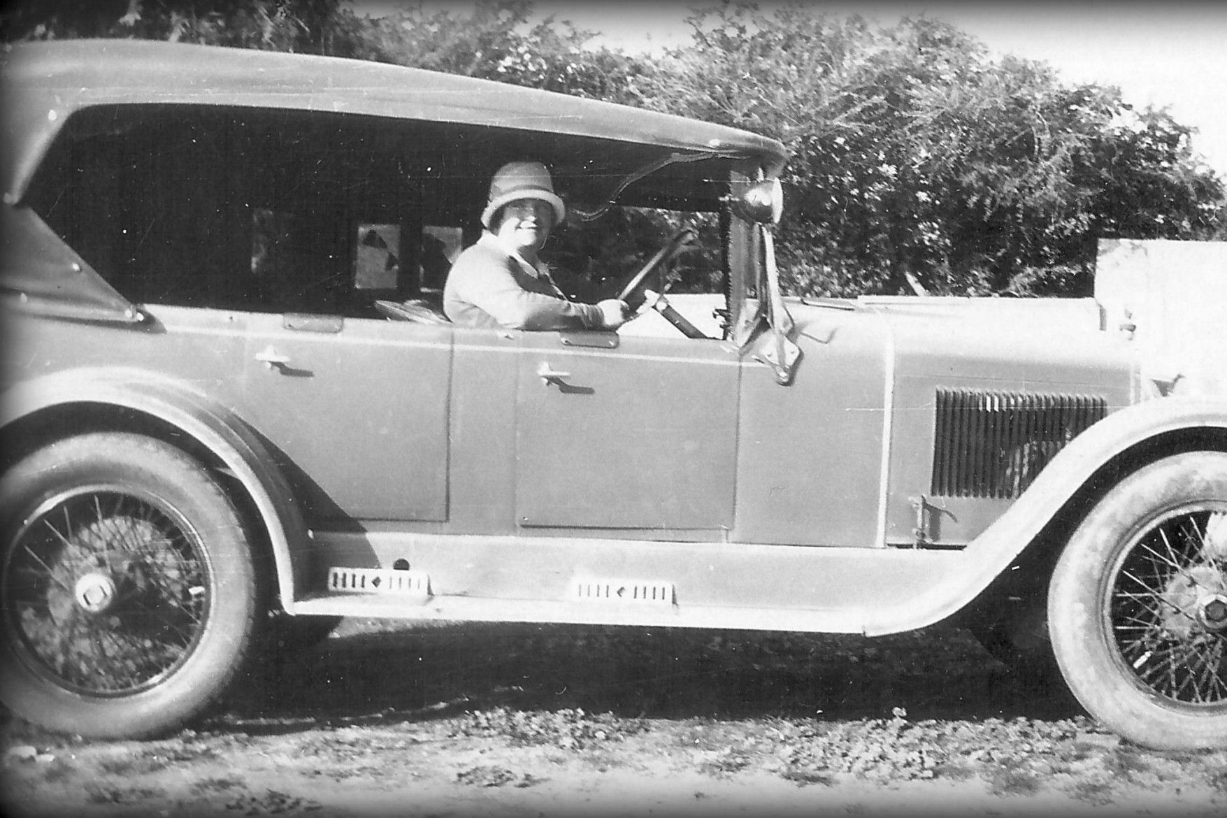 Whilst it wasn&rsquo;t part of the Argus coverage, we have photo of a happy Mrs Merritt about to take off in her Essex car at around the same time - maybe it was even the Essex Six being advertised by Wilson and Bolton in that very issue.