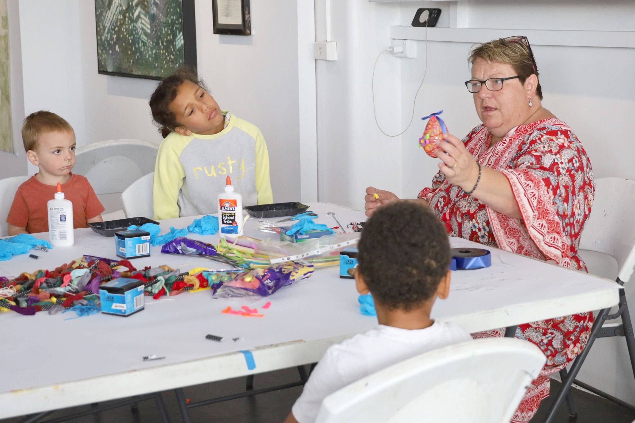 Harry Gosling, Evie Simpson and Eli Simpson are listening to Turbo Gallery director Belinda Eckermann. Photo: LES GRAETZ