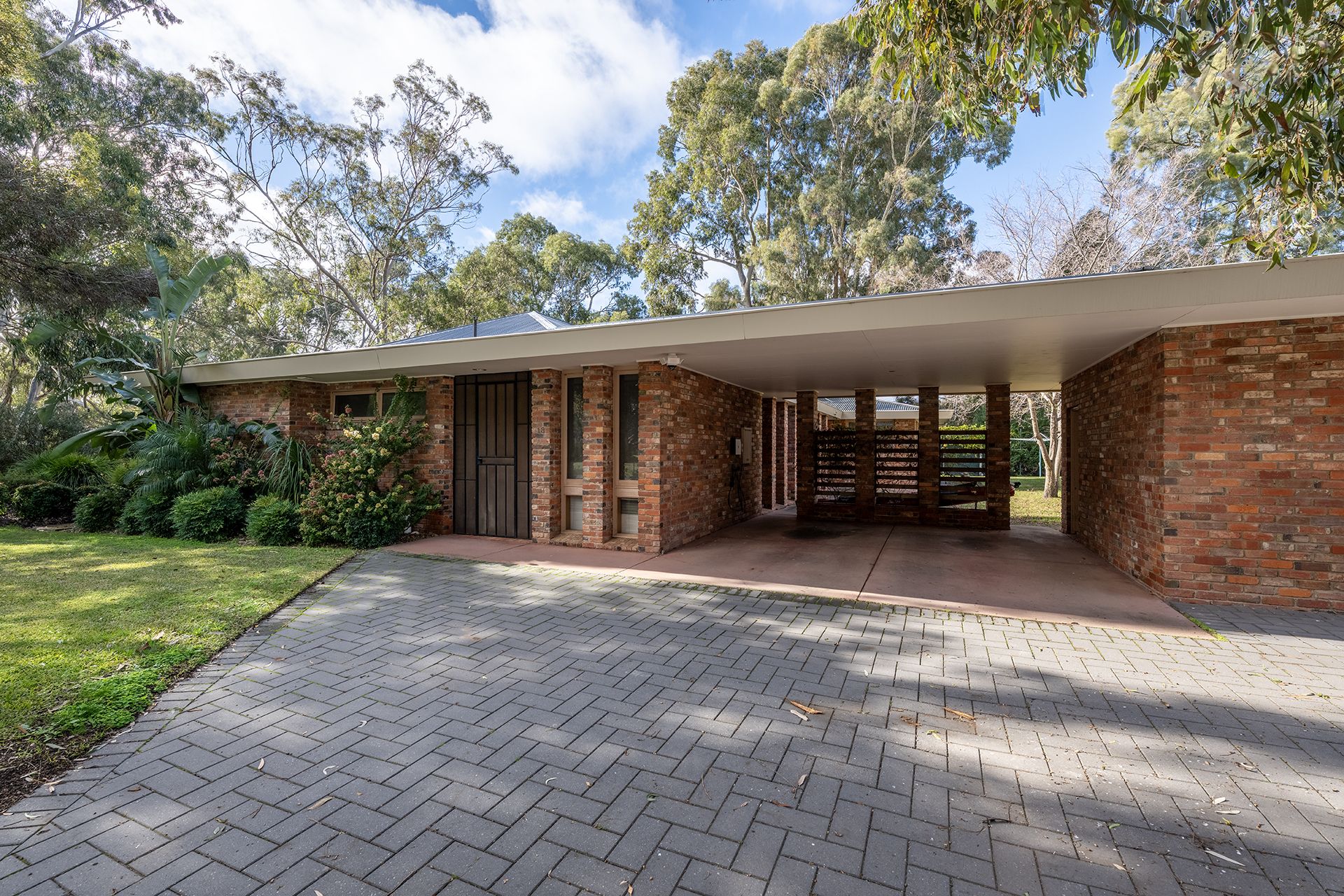 Spoil Yourself in Style &ndash; A Timeless Architectural Masterpiece