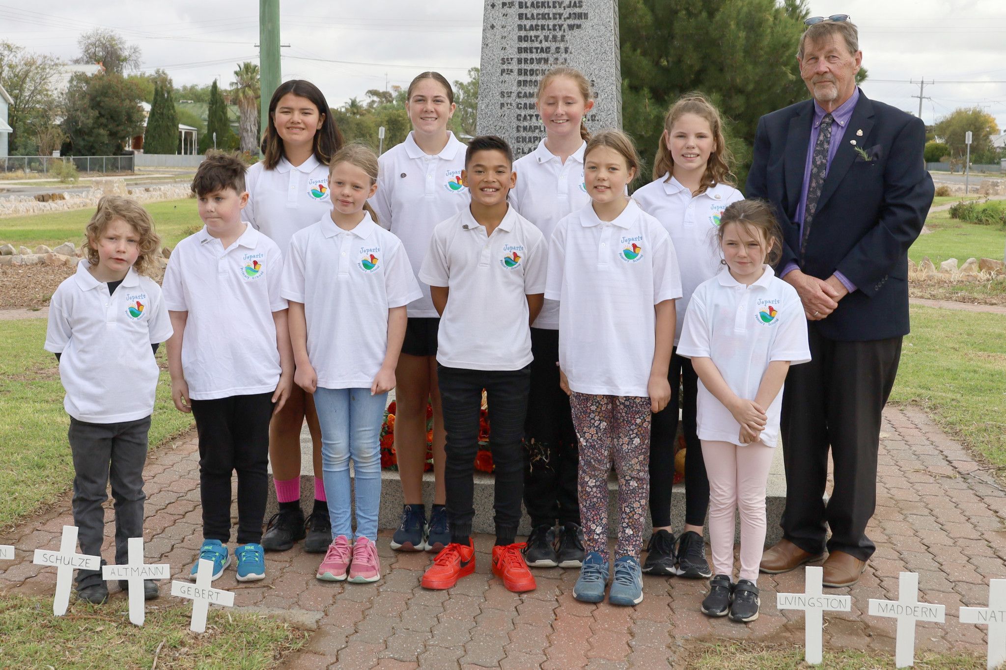 Jeparit Primary School students with Craige Proctor. CREDIT Les Graetz