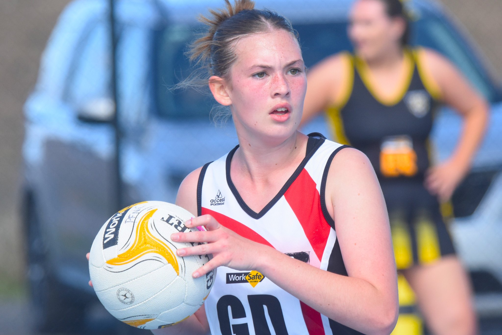 Edenhope Apsley's Jasmine McIntyre assesses her options during her side's 59-51 victory over Pimpinio in round one of HDFNL A grade netball.