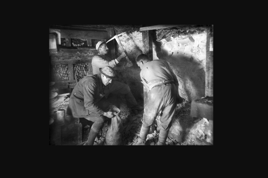 Men of the 3rd Australian Company excavating a chamber in the chalk in the Hulluch subway system. This photo was taken at Nord Pas de Calais, Pas de Calais, Hulluch, in 1918.